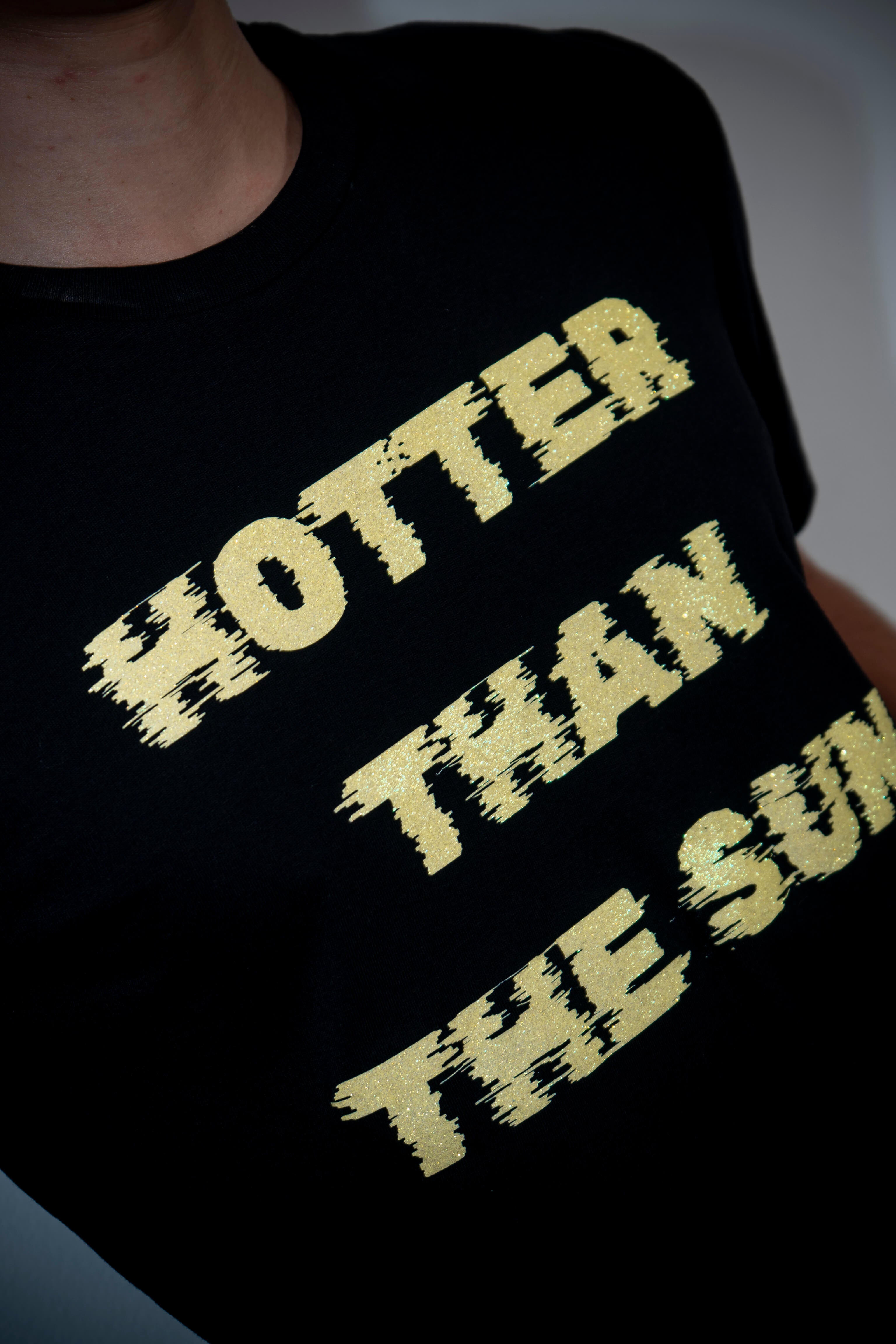 CAMISETA GLITTER HOTTER THAN THE SUN